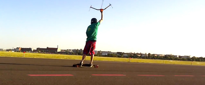 Powerkite avec un Longboard 