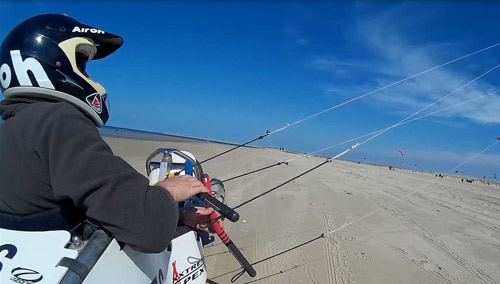 Johan Van Kemenade sur une course de kite buggy