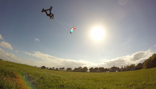 Kris beech qui s'envole vers l'espace avec son kite