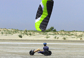 Kite buggy avec aile de traction